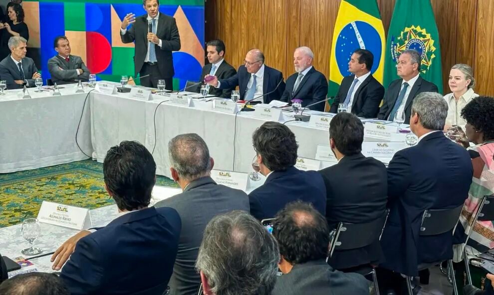 lula-entrega-projeto-de-isencao-de-ir-para-quem-ganha-ate-r$-5-mil