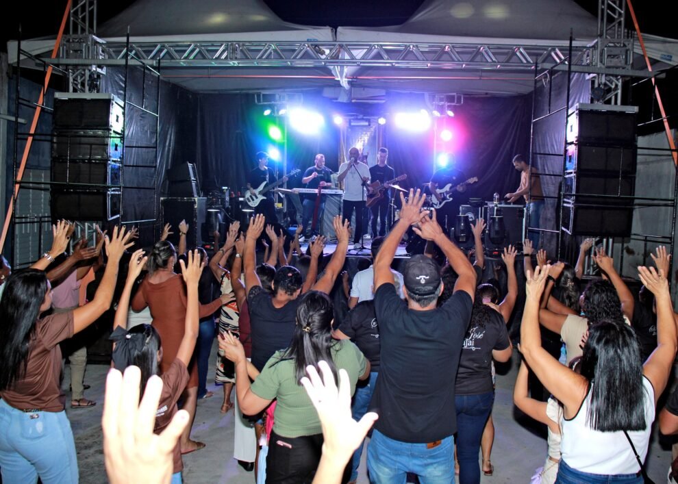 teto-fonseca-anima-publico-em-irajai-durante-a-festa-de-marco