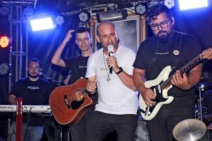 teto-fonseca-anima-publico-em-irajai-durante-a-festa-de-marco