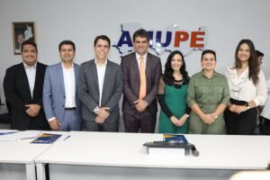 em-cerimonia-prestigiada,-nova-diretoria-da-amupe-toma-posse