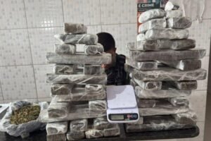 dupla-e-presa-com-35kg-de-maconha-em-caruaru