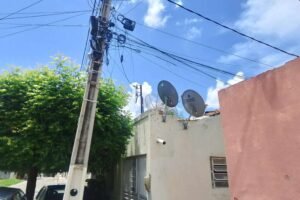 poste-ameaca-cair-em-rua-do-centro-de-carnaiba