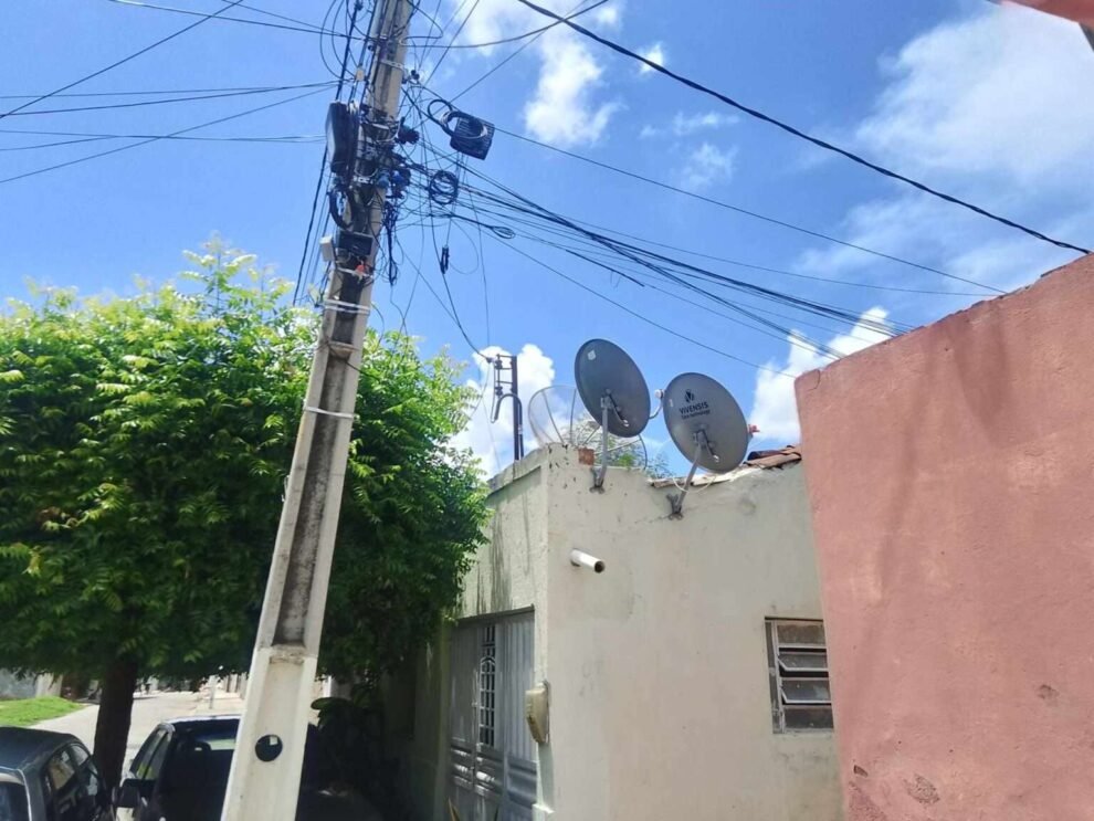 poste-ameaca-cair-em-rua-do-centro-de-carnaiba