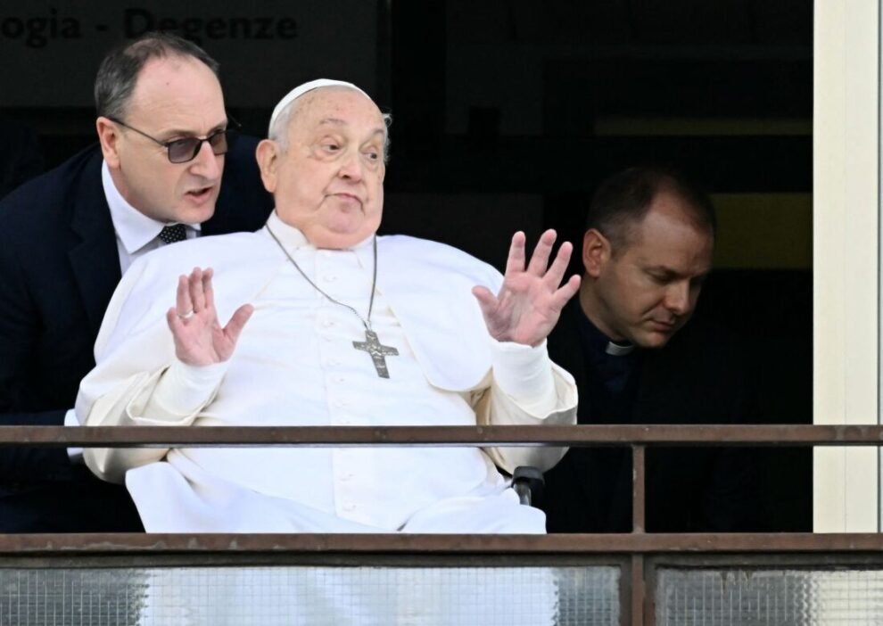 papa-francisco-recebe-alta-hospitalar-e-volta-a-fazer-uma-aparicao-publica-apos-quase-40-dias