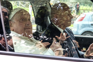 papa-francisco-faz-primeira-aparicao-publica-apos-mais-de-um-mes-internado