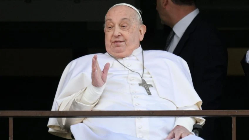 papa-francisco-acena-para-fieis-e-recebe-alta-de-hospital-apos-37-dias