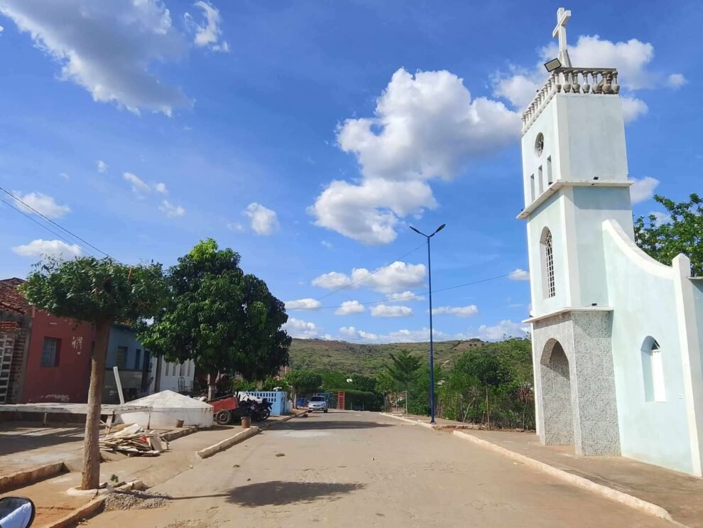 ruas-do-barros,-em-quixaba,-ganha-praca,-pavimentacao-e-iluminacao-publica