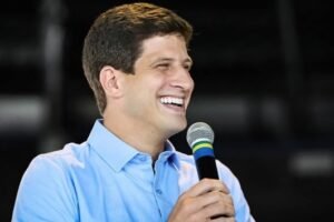 gestao-joao-campos-questionada-por-livros-superfaturados:-r$-1.690-a-unidade