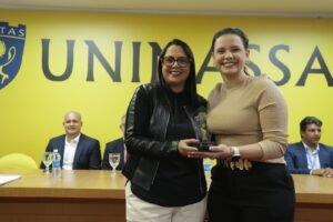 vice-prefeita-dayse-silva-e-homenageada-com-o-trofeu-ser-mulher-destaque-2025