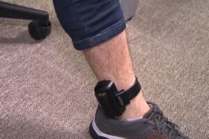 homem-pego-com-tornozeleira-eletronica-falsa-diz-que-‘atraia-mulheres’