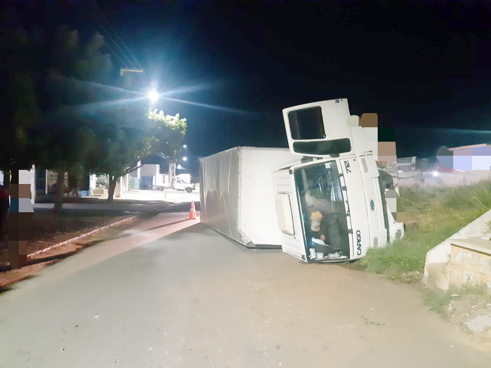motorista-de-caminhao-perde-o-controle-e-tomba-na-br-232-em-st