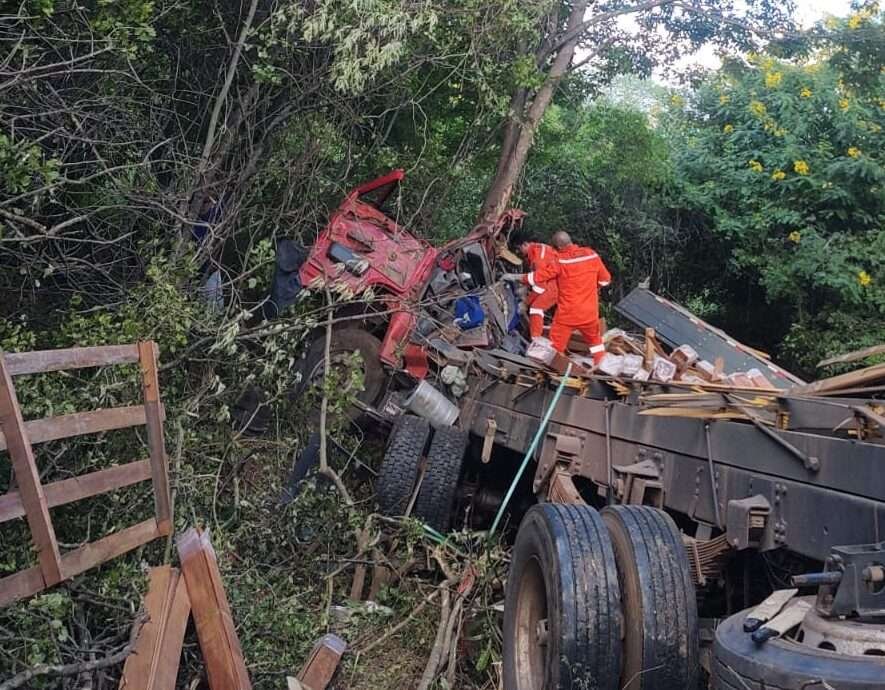 caminhoneiro-morre-apos-acidente-em-trecho-complicado-da-br-232,-em-mirandiba