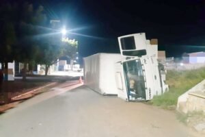 caminhao-perde-o-controle-e-tomba-na-br-232-em-serra-talhada