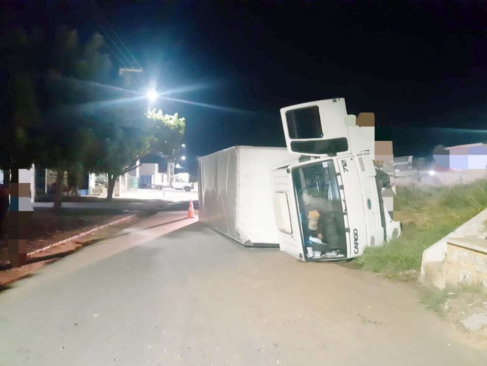caminhao-perde-o-controle-e-tomba-na-br-232-em-serra-talhada