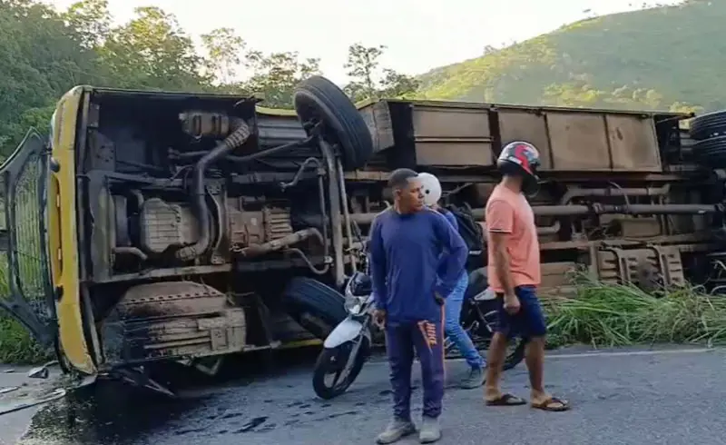 pb:-onibus-escolar-capota-em-ladeira-de-piloes;-dois-estudantes-morrem-e-29-ficam-feridos