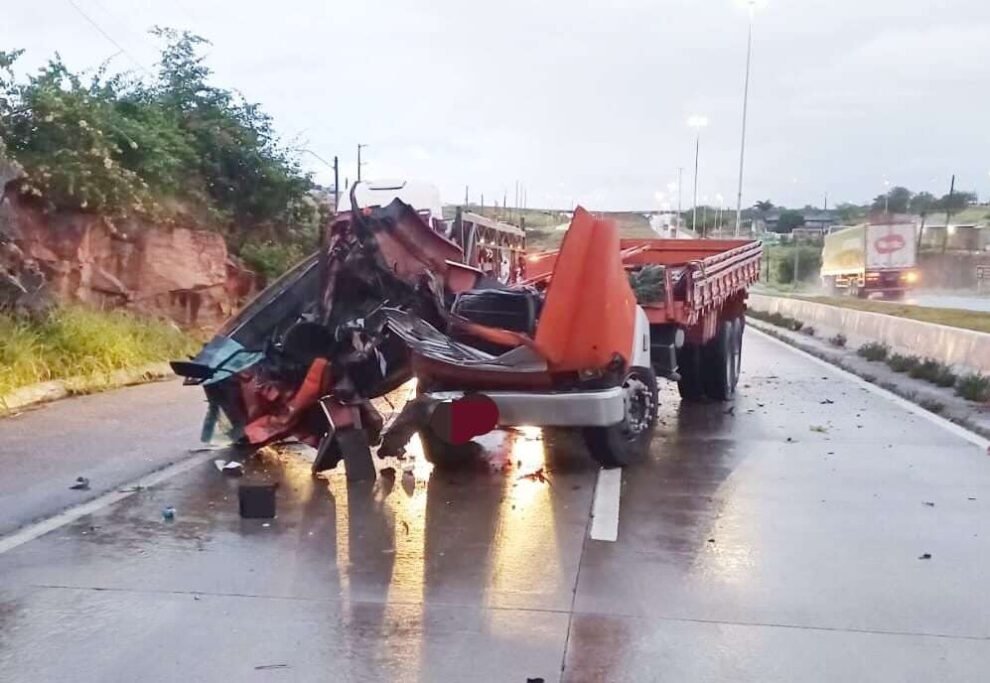 colisao-entre-dois-caminhoes-deixa-um-ferido-na-br-232-em-caruaru