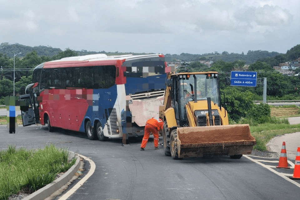 onibus-de-viagem-colide-com-mureta-na-br-232-no-recife-e-assusta-passageiros
