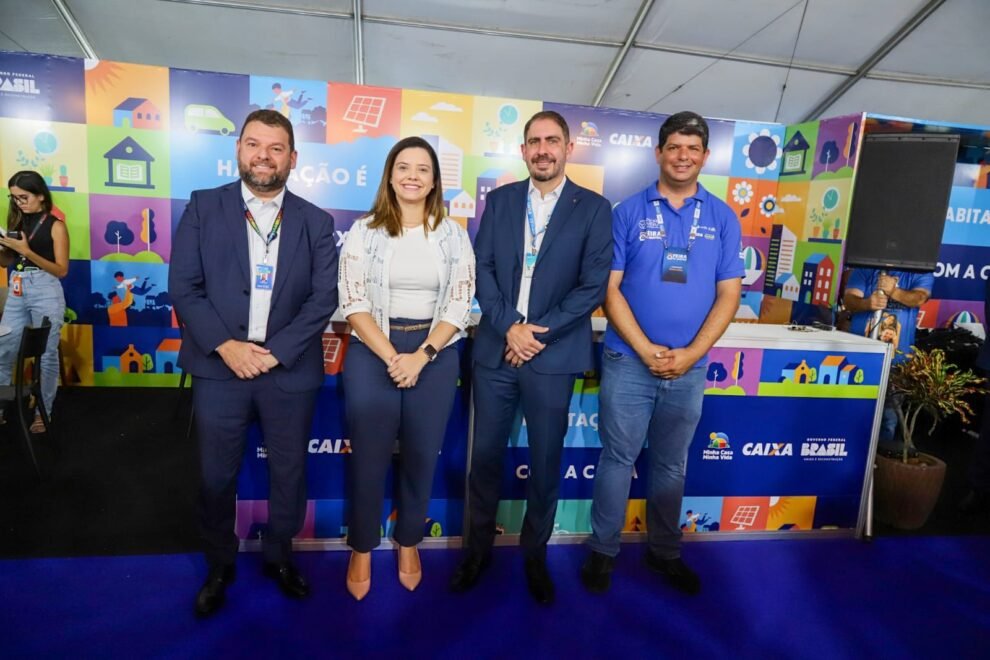 prefeita-em-exercicio,-dayse-silva-prestigia-abertura-da-feira-de-imoveis-de-caruaru