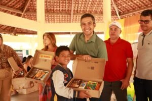 flavio-marques-inicia-entrega-dos-kits-escolares-para-alunos-da-rede-municipal-de-tabira
