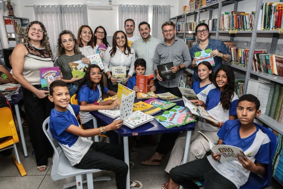 sandrinho-entregou-livros,-computadores-e-impressoras-para-as-bibliotecas-escolares