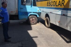 colisao-envolvendo-um-onibus-escolar-na-praca-pedro-pires-ferreira,-em-tabira
