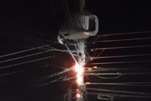 poste-pega-fogo-em-carnaiba-apos-ser-atingido-por-raio