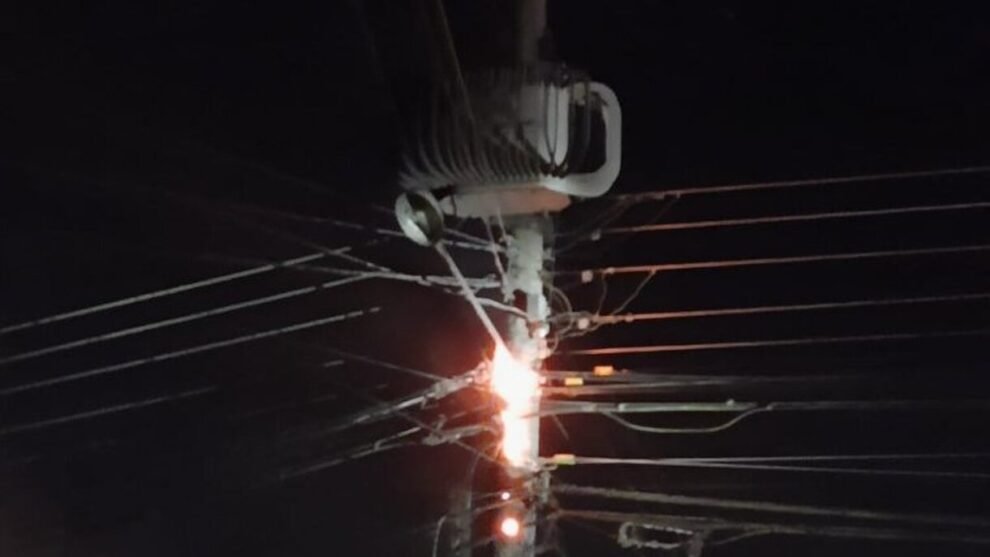 poste-pega-fogo-em-carnaiba-apos-ser-atingido-por-raio
