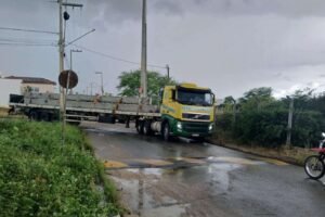 enganchou!-caminhao-quase-derruba-poste-mal-colocado-em-rua-de-afogados