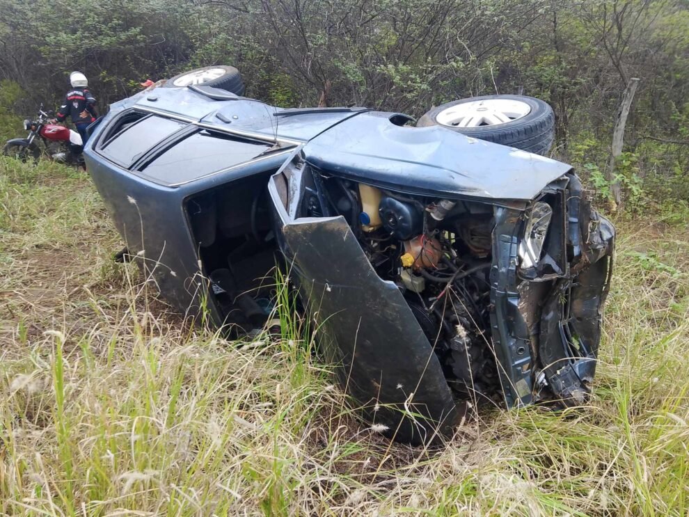 iguaracienses-ficam-feridos-em-acidente-na-pe-320,-no-poco-grande,-entre-carnaiba-e-flores