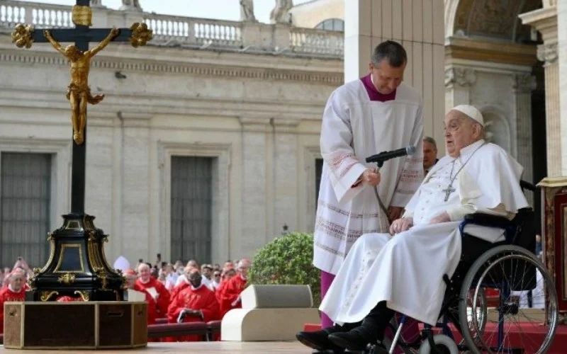 papa-francisco-faz-nova-aparicao-surpresa-as-vesperas-da-semana-santa