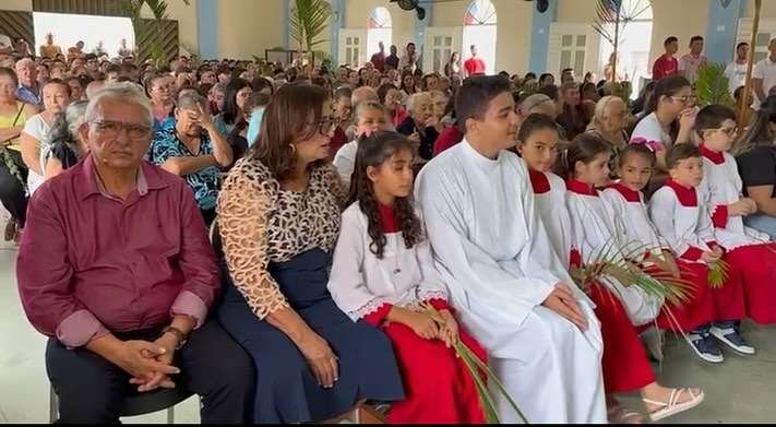 prefeito-ze-pretinho-participa-da-procissao-e-missa-do-domingo-de-ramos-em-quixaba