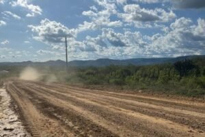 prefeito-de-calumbi-acompanha-requalificacao-de-estrada-que-liga-o-municipio-a-br-232