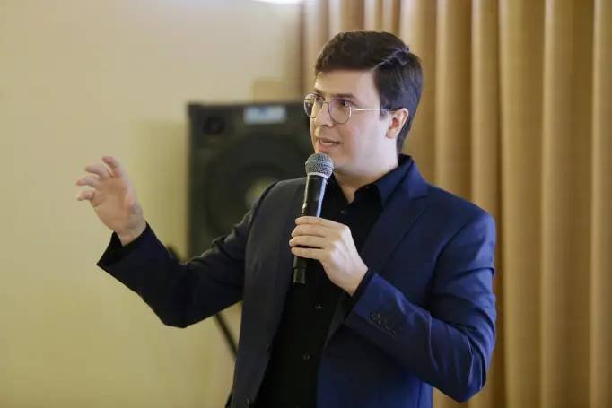 jonas-cassiano-e-o-entrevistado-desta-quarta-no-causos-&-causas,-na-ello-tv