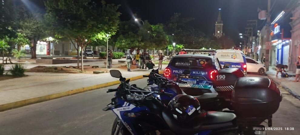 policia-militar-atua-na-praca-sergio-magalhaes-apos-denuncia-do-farol