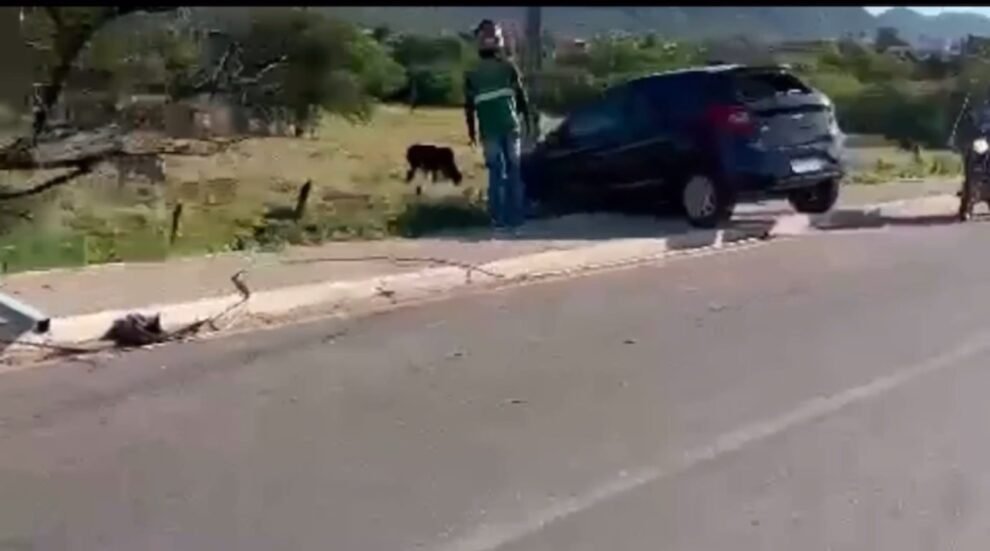 serra-talhada;-carro-derruba-poste-apos-perder-controle