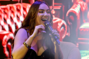 cantora-raphaela-santos-se-apresenta-em-flores,-na-festa-das-rosas,-dia-23-de-maio