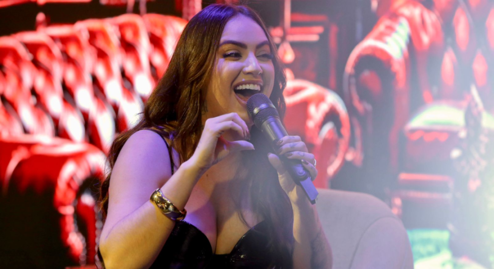 cantora-raphaela-santos-se-apresenta-em-flores,-na-festa-das-rosas,-dia-23-de-maio