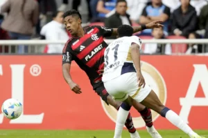 flamengo-empata-com-ldu-e-se-complica-na-libertadores