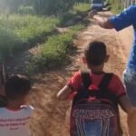 em-afogados,-criancas-andam-a-pe-quase-meio-km-para-pegar-van-escolar-por-falta-de-estrada