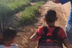 em-afogados,-criancas-andam-a-pe-quase-meio-km-para-pegar-van-escolar-por-falta-de-estrada