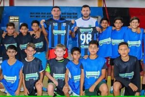 prefeitura-de-brejinho-entregou-kits-esportivos-para-alunos-da-escolinha-de-futebol