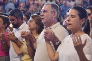 arcoverde:-zeca-cavalcanti-participa-da-festa-da-misericordia-ao-lado-de-raquel-lyra