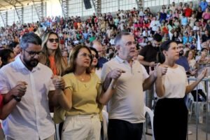 pelo-menos-rezando-juntos,-estao
