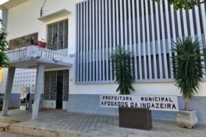 desesperados,-trabalhadores-vao-a-porta-da-prefeitura-de-afogados-cobrar-posicao-sobre-a-realiza