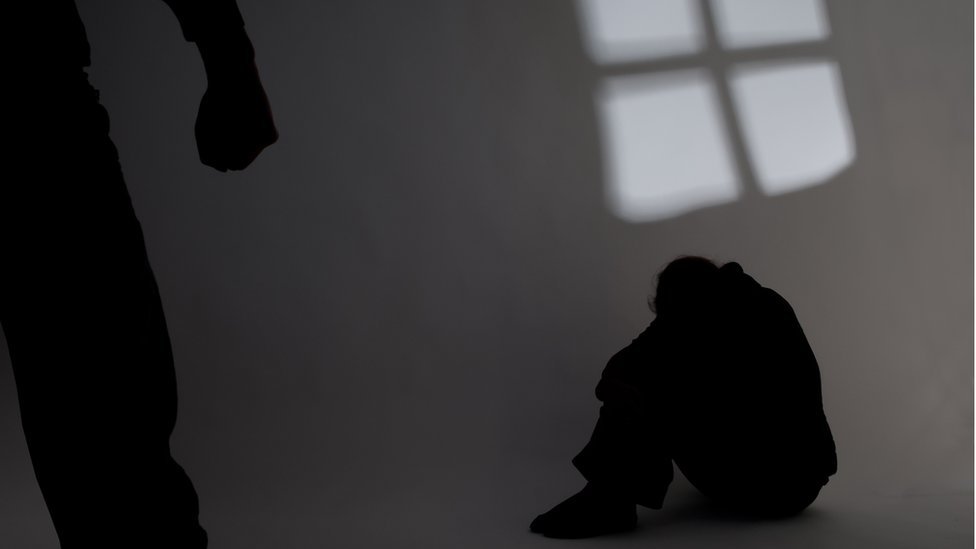 terror:-menina-de-13-anos-era-oferecida-pela-mae-para-abusadores-e-justificativa-choca;-saiba-mais