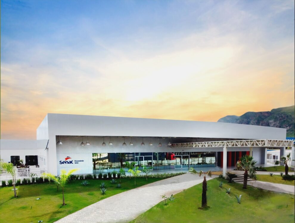 duque-homenageia-upe,-filarmonica-e-cabras-de-lampiao-em-solenidade-no-senac