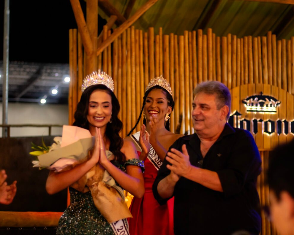 livia-terto-recebe-coroa-e-faixa-de-miss-serra-talhada-2025