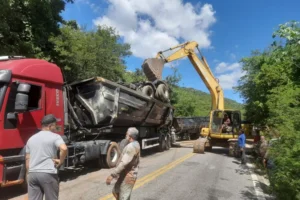 retirada-de-carreta-acidentada-na-serra-do-teixeira-e-concluida-apos-operacao-complexa
