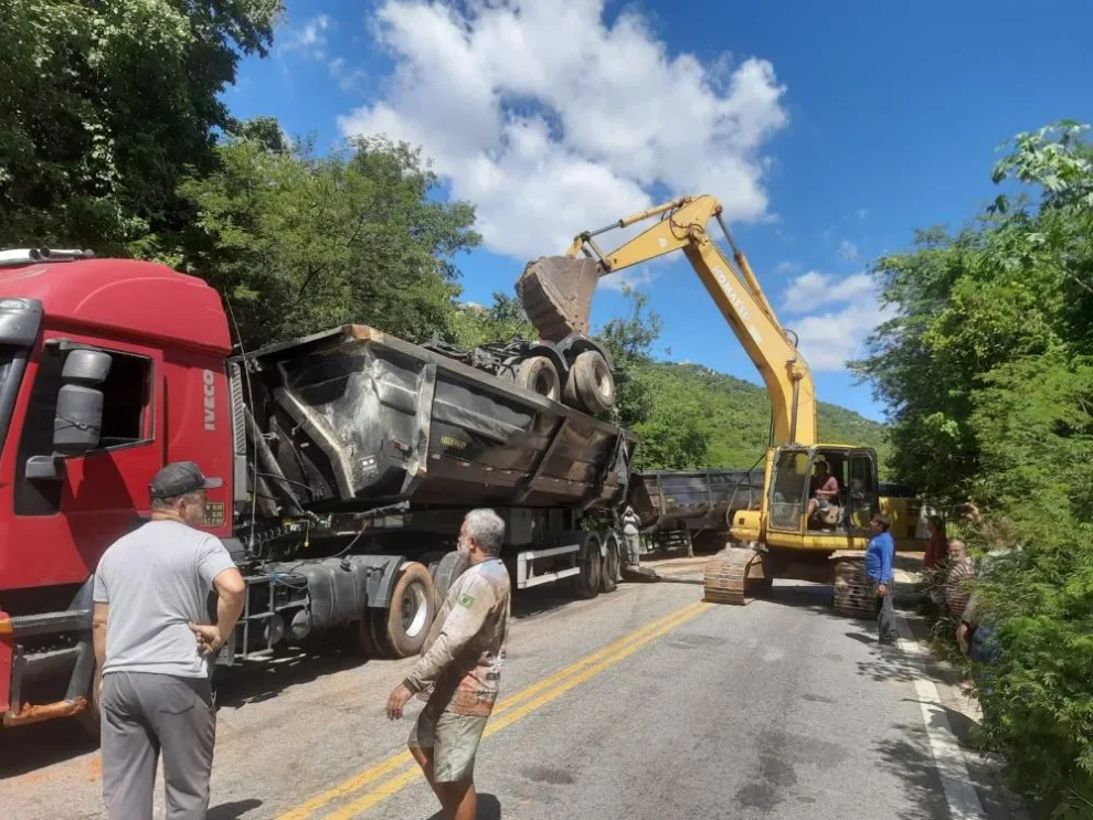 retirada-de-carreta-acidentada-na-serra-do-teixeira-e-concluida-apos-operacao-complexa