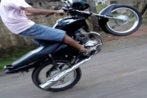 condutor-e-flagrado-empinando-motocicleta-e-acaba-encaminhado-a-delegacia-em-serra-talhada